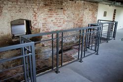 Zachowany mur i kanał pasa napędowego maszynowni dawnego tartaku Źródło: Archiwum MOK Olsztyn