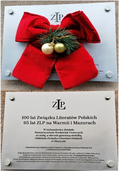 Plik:Kokarda i tablica.jpg