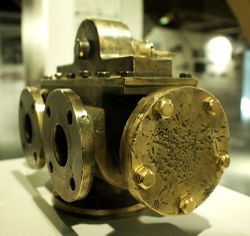 Mosiężna głowica rozrządu stacji ejektorowej z ul. Bałtyckiej (patent niemieckiej firmy „Merten & Co”) w zbiorach muzeum Źródło: Archiwum MOK Olsztyn