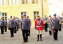 Andrzej Cieślak z Orkiestrą Reprezentacyjną Polskiej Policji przed Starym Ratuszem w Olsztynie. Po lewej: Kapelmistrz mł. inspektor Janusz Trzepizur, po prawej: Tamburmajor mł. asp. Jakub Pietrucha, 29 sierpnia 2014 r.