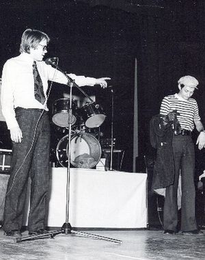 Od lewej: Krzysztof Stachowski i Wojciech Sobol podczas jednej z imprez w Wojewódzkim Domu Kultury w Olsztynie, połowa lat 70. Źródło: Archiwum Andrzeja Cieślaka