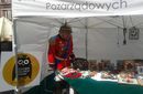 Andrzej Cieślak przy stoisku z pracami seniorów podczas "Seniorady" w Olsztynie, 11 czerwca 2016 r.