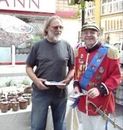 Andrzej Cieślak z artystą Józefem Borysem podczas Dni Jakubowych w Olsztynie (25-27 lipca 2014 r.)