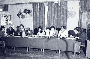 Eliminacje finałowe Miejskiego Turnieju Osiedlowych i Branżowych Klubów Kultury (w Klubie "Budowlani" w Olsztynie), luty 1974 r. Druga od lewej - Jadwiga Szukiel, Remigiusz Dobkowski - kierownik Wydziału Kultury i Sztuki Urzędu Miejskiego, piąta od lewej - Edith Jotzo - przewodnicząca jury z Wojewódzkiego Domu Kultury w Olsztynie, Halina Judzińska - dziennikarka Gazety Olsztyńskiej, Zofia Hupka - Wojewódzka Rada Związków Zawodowych oraz Andrzej Cieślak z WDK Olsztyn. Źródło: Archiwum Andrzeja Cieślaka