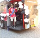 Andrzej Cieślak w piętrowym autobusie promocyjnym podczas otwarcia Galerii Warmińskiej w Olsztynie, Stare Miasto, 5 września 2014 r.