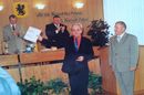 Andrzej Cieślak po odczytaniu laudacji do Certyfikatu Jakości Zarządzania dla firmy Górski z Kartuz, Urząd Miasta, 2003 r.