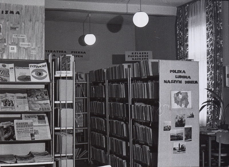 Plik:Gminna biblioteka burkat2.jpg