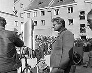 Stanisław Mikulski podczas kręcenia jednej ze scen "Stawki Większej niż Życie" w miejscu dzisiejszego parkingu przy Izbie Rzemieślniczej w Olsztynie (1967 r.). Fot. Ryszard Czerniewski. Zdjęcie ze zbiorów Muzeum Warmii i Mazur w Olsztynie nadesłał Andrzej Cieślak.